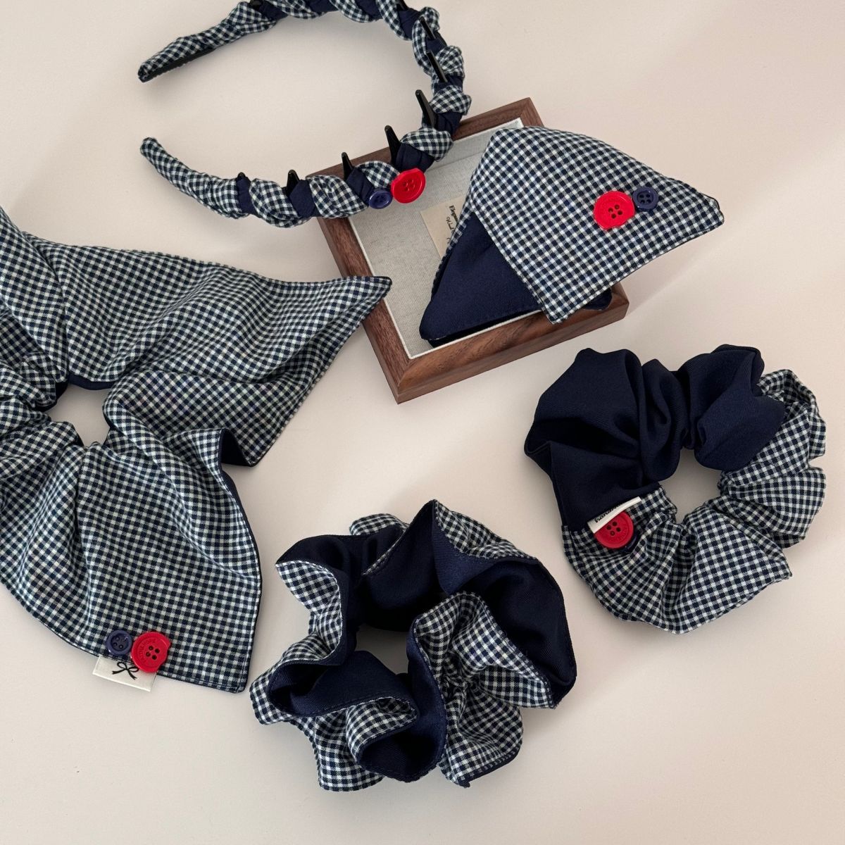 布面鈕扣格紋髮夾－細節特寫2｜https://igowo.tw/