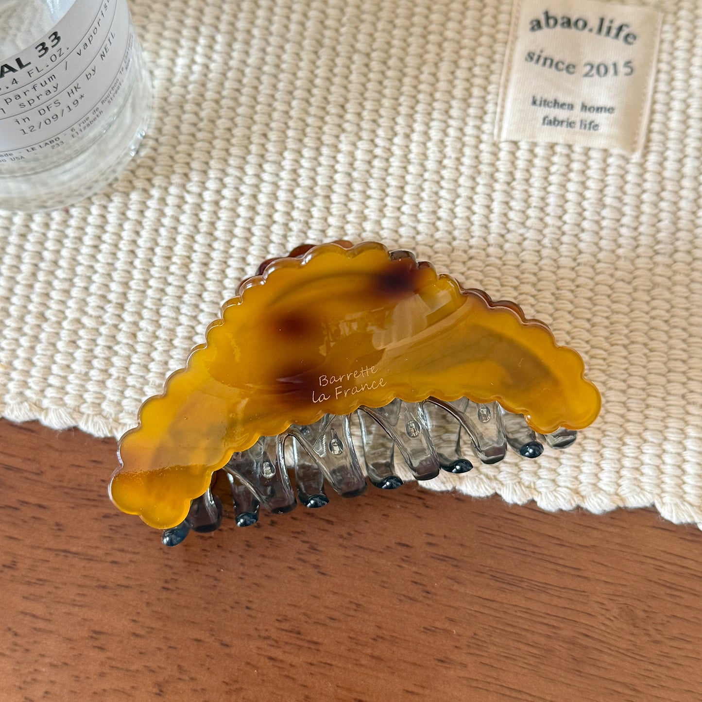 鏤空簡約鯊魚夾－藍咖色波浪款細節｜https://igowo.tw/