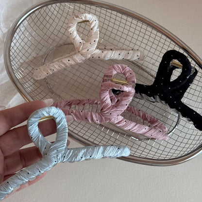 布面波點纏繞鯊魚夾－細節特寫2｜https://igowo.tw/