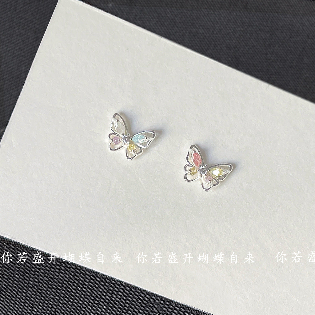 銀針蝴蝶微鑲小巧耳釘－商品主圖｜https://igowo.tw/