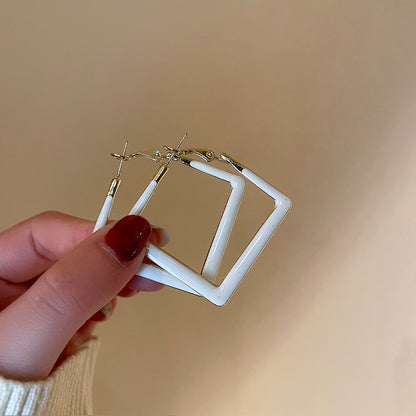 琺瑯銀針愛心耳環－11銀針-白色款細節5｜https://igowo.tw/