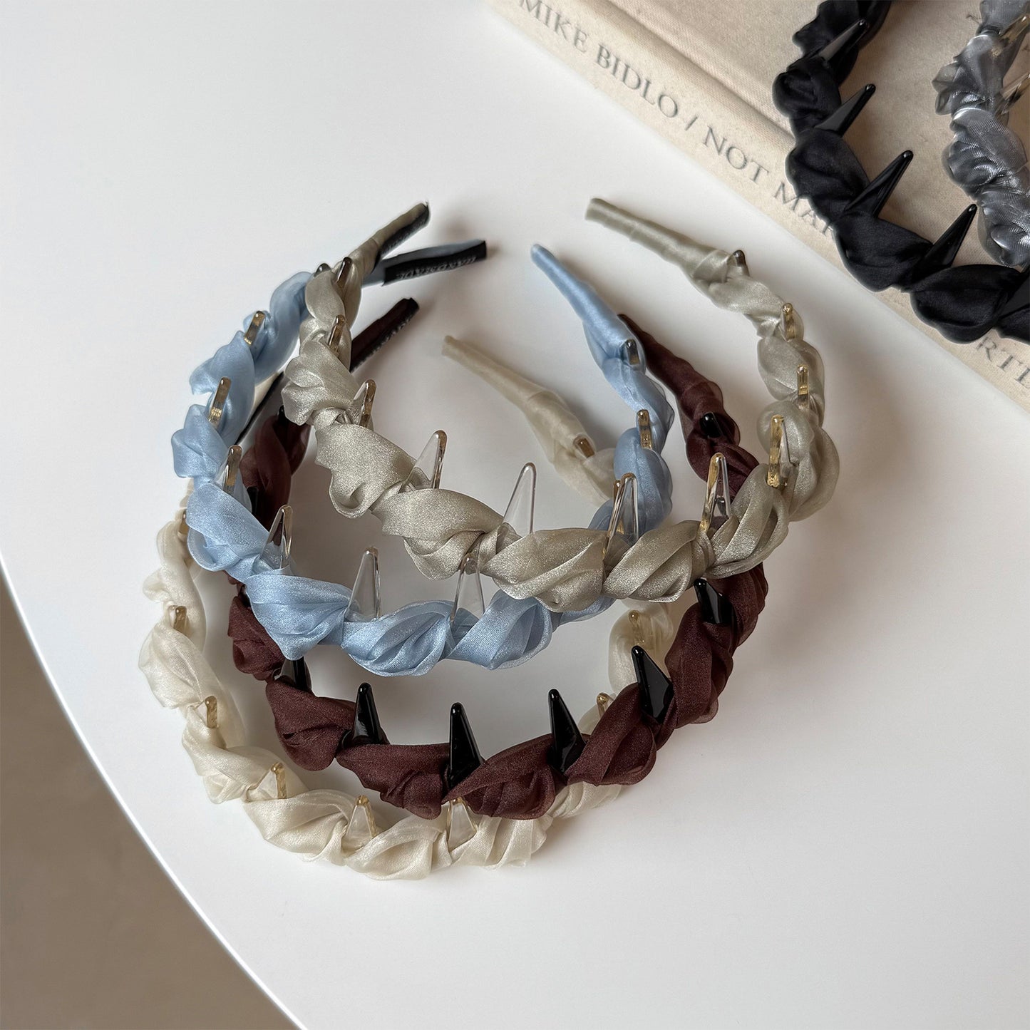 纏繞簡約髮箍－米白網紗款實拍｜https://igowo.tw/