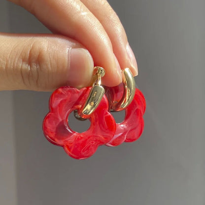 金色壓克力花朵耳環－細節特寫8｜https://igowo.tw/