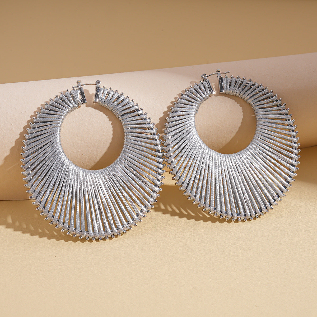 紅色布面花朵誇張耳環－細節特寫29｜https://igowo.tw/