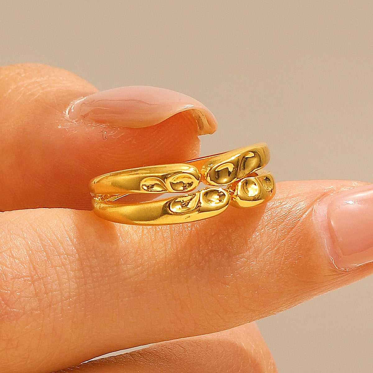格紋幾何簡約戒指－第二視角實拍｜https://igowo.tw/