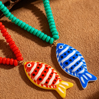 撞色串珠魚尾墜飾項鍊－細節特寫1｜https://igowo.tw/