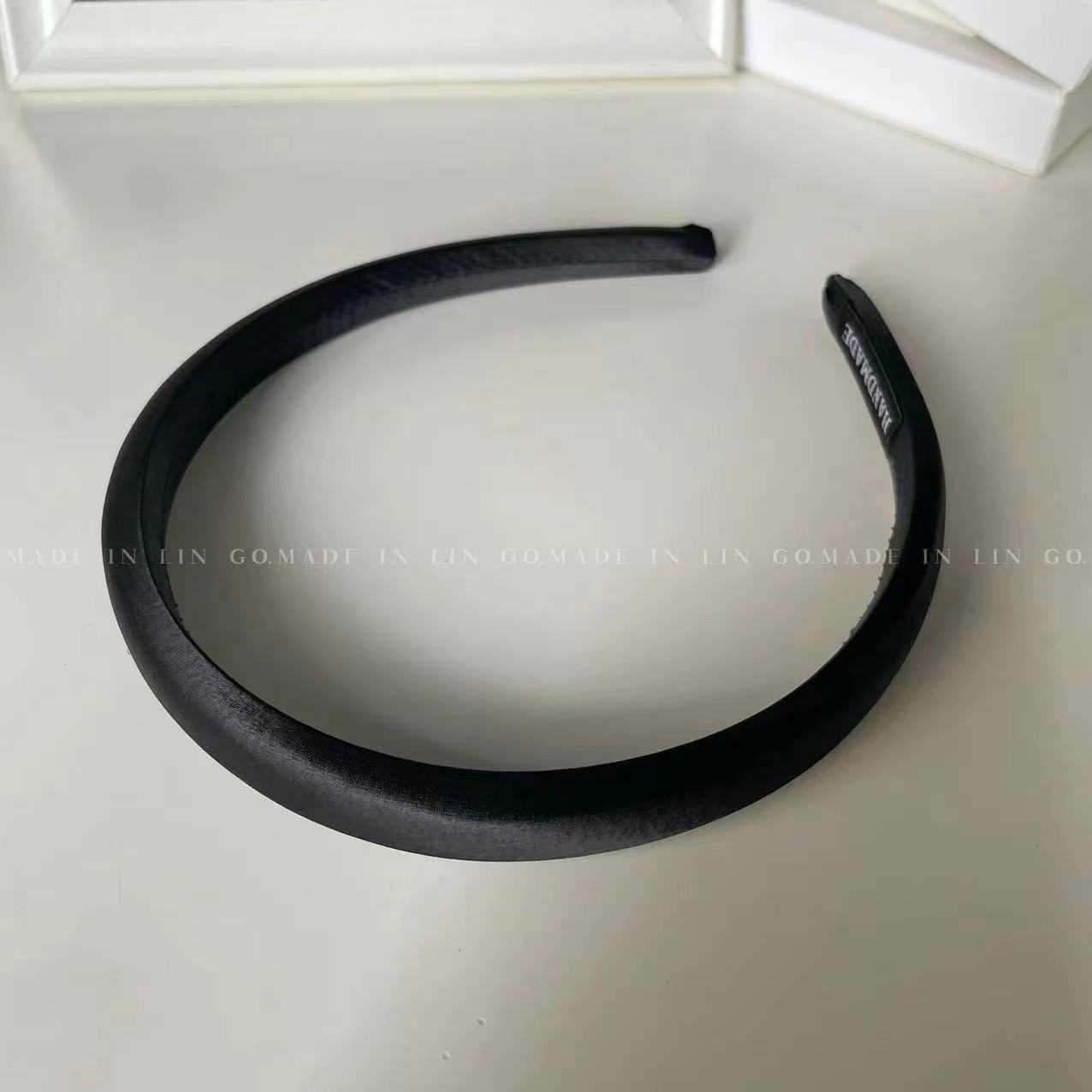 簡約經典髮箍－銀色緞面款細節｜https://igowo.tw/
