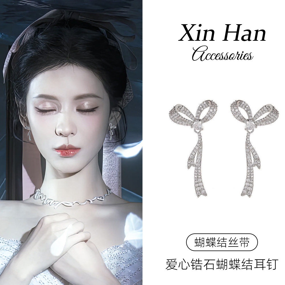 鋯石愛心小巧耳釘－商品主圖｜https://igowo.tw/