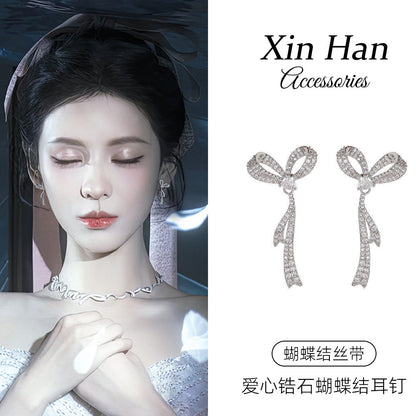 鋯石愛心小巧耳釘－商品主圖｜https://igowo.tw/