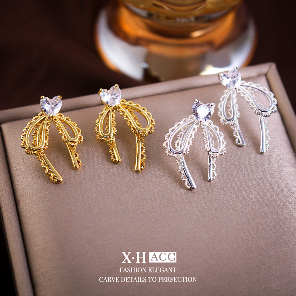 蕾絲蝴蝶結愛心耳釘－銀針-銀色款實拍｜https://igowo.tw/