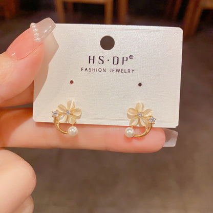 貓眼石花朵小巧耳釘－商品主圖｜https://igowo.tw/