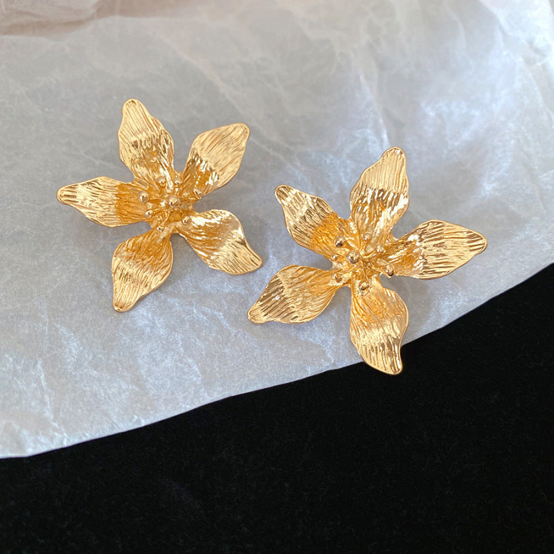 金色銀針花朵圓形耳環－細節特寫1｜https://igowo.tw/