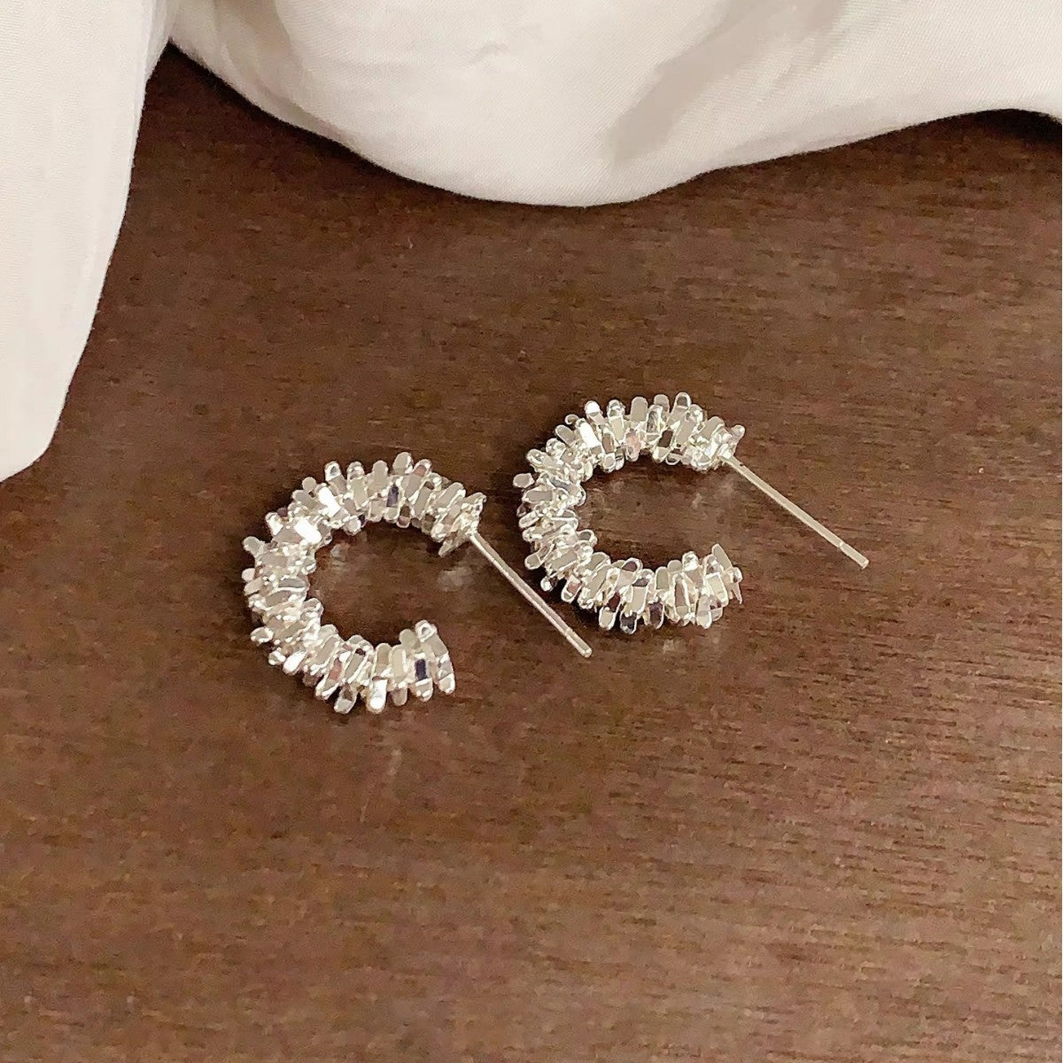 碎銀C形簡約耳釘－商品主圖｜https://igowo.tw/