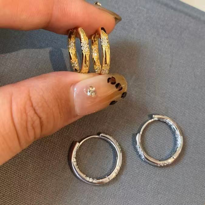 金色鋯石圓形電鍍耳環－商品主圖｜https://igowo.tw/