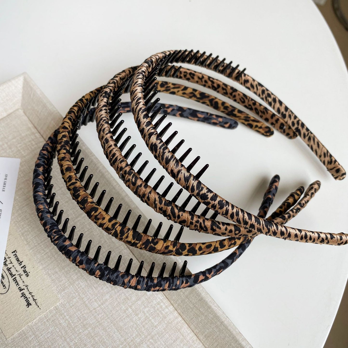 布面豹紋流蘇纏繞髮箍－商品主圖｜https://igowo.tw/
