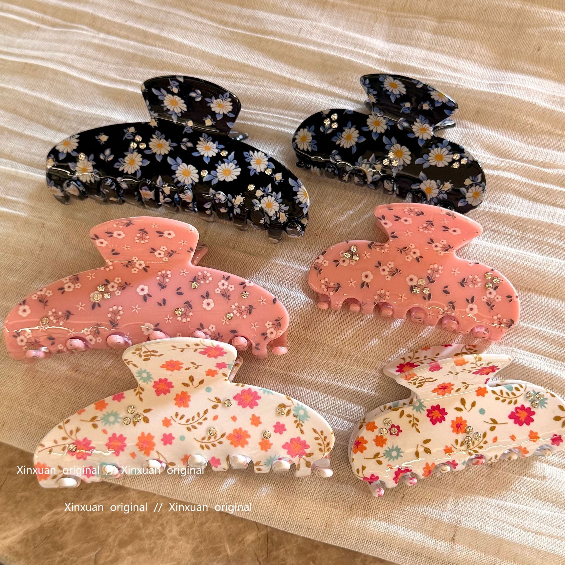 醋酸板材碎花鯊魚夾－中號粉色款實拍｜https://igowo.tw/