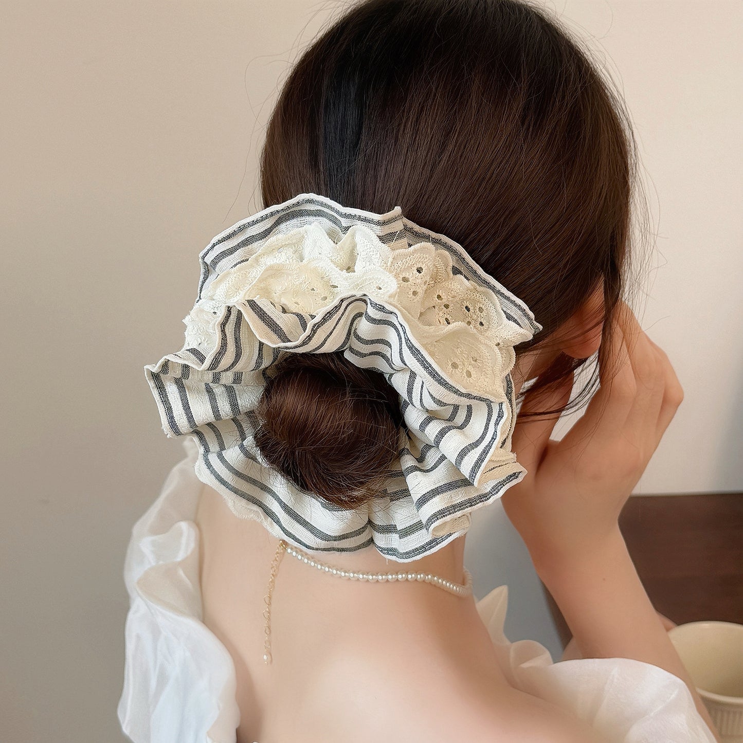 蕾絲格紋大腸圈髮圈－藍色條紋款實拍｜https://igowo.tw/