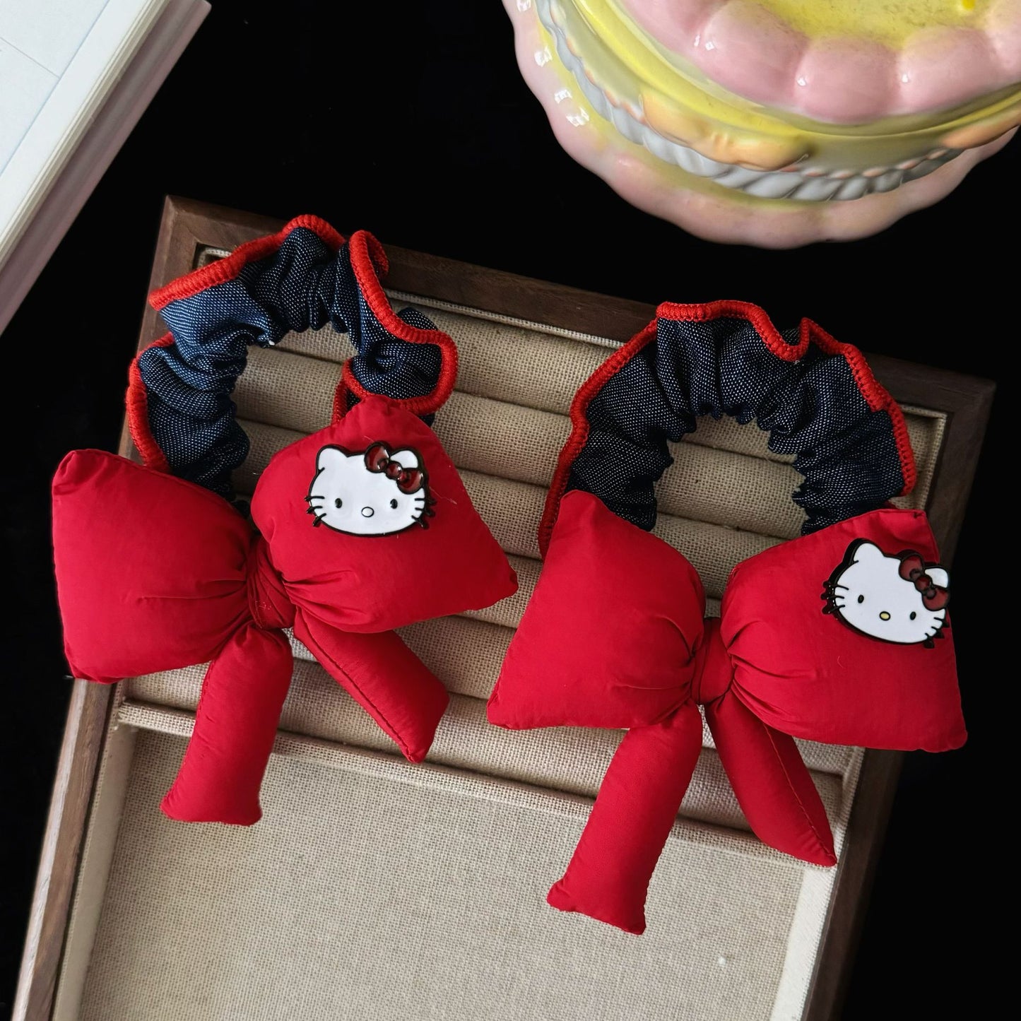 紅色領結貓咪髮圈－商品主圖｜https://igowo.tw/