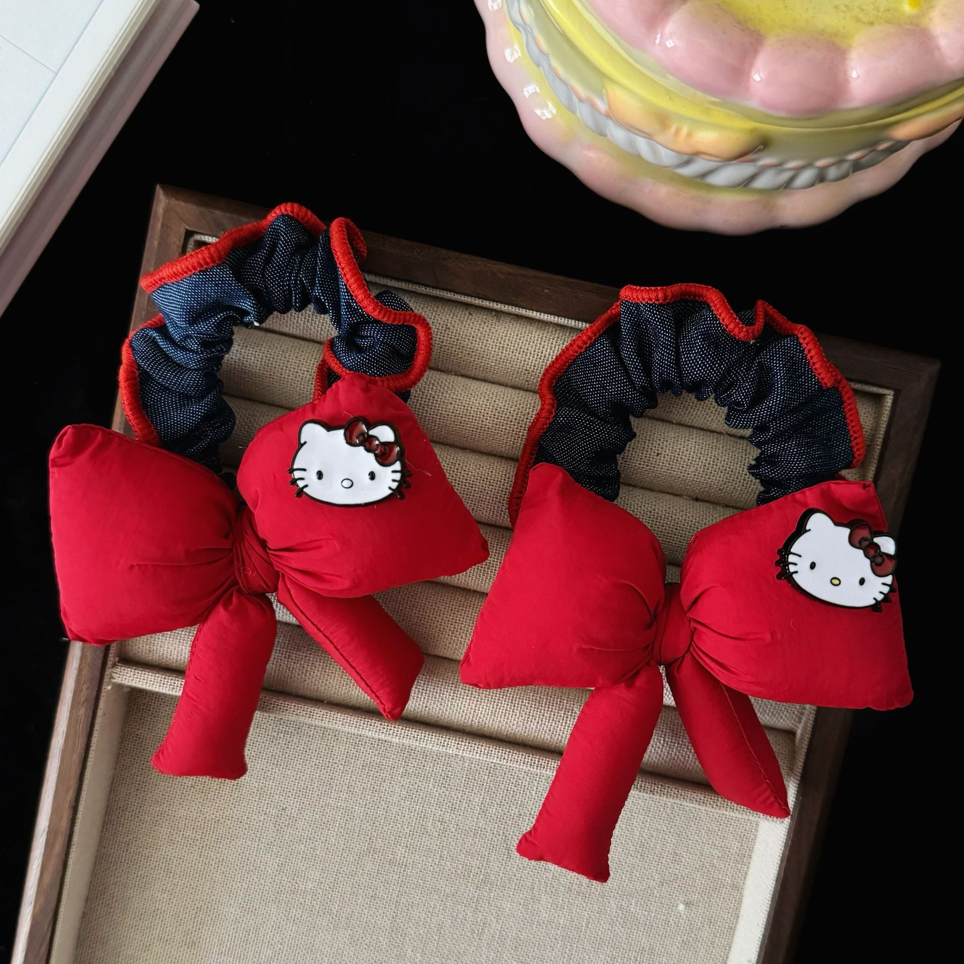 紅色領結貓咪髮圈－商品主圖｜https://igowo.tw/