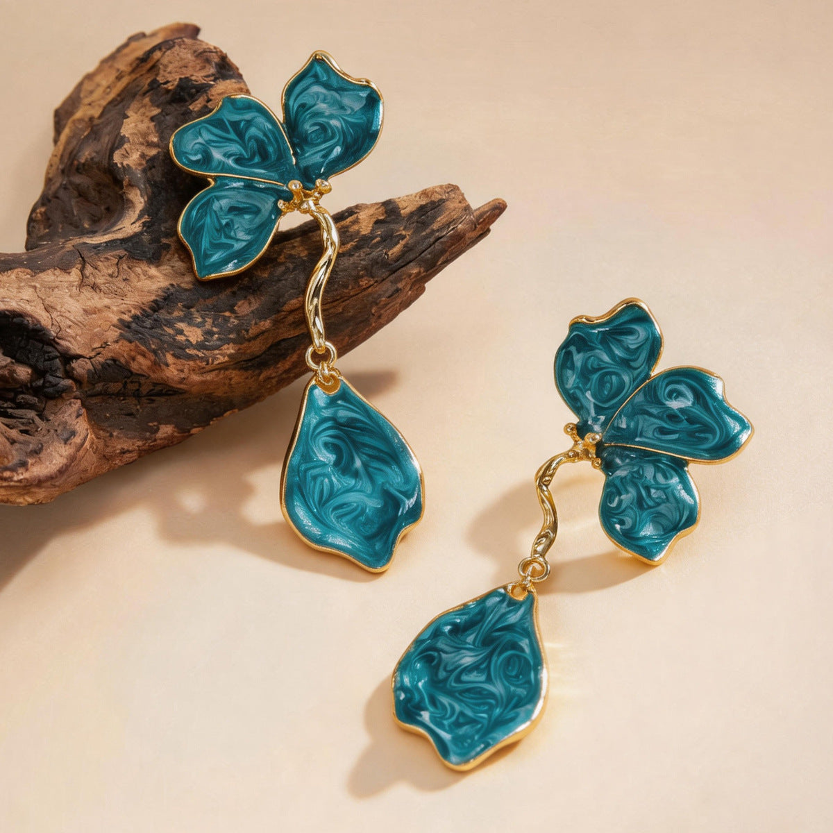 琺瑯花朵水滴流蘇耳釘－銀針-藍色款細節2｜https://igowo.tw/