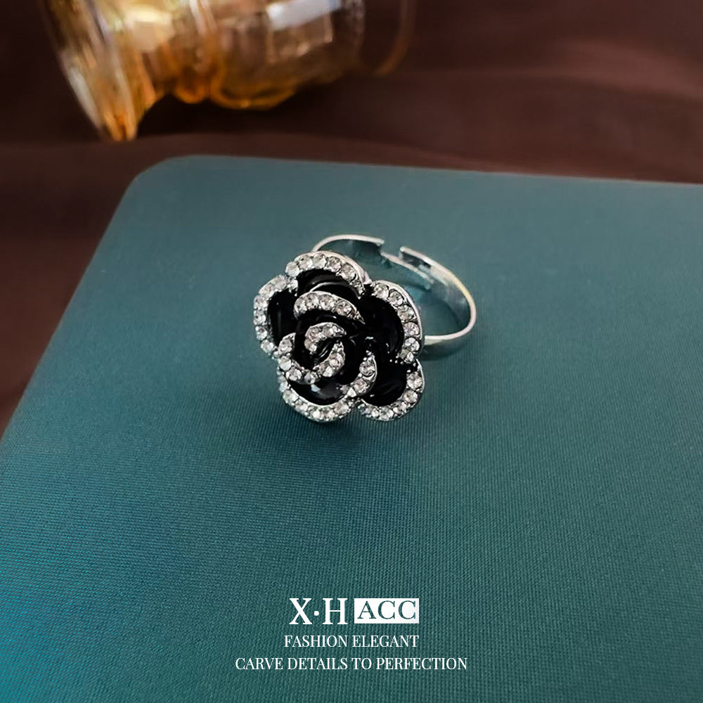 鋯石山茶花鑲鑽戒指－商品主圖｜https://igowo.tw/