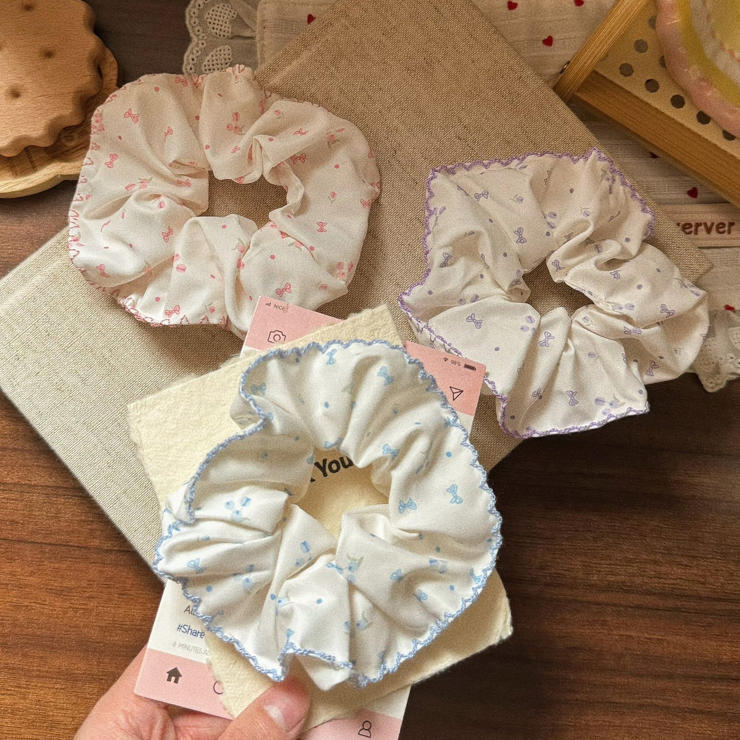 繽紛領結大腸圈髮圈－藍色領結花邊大腸款實拍｜https://igowo.tw/