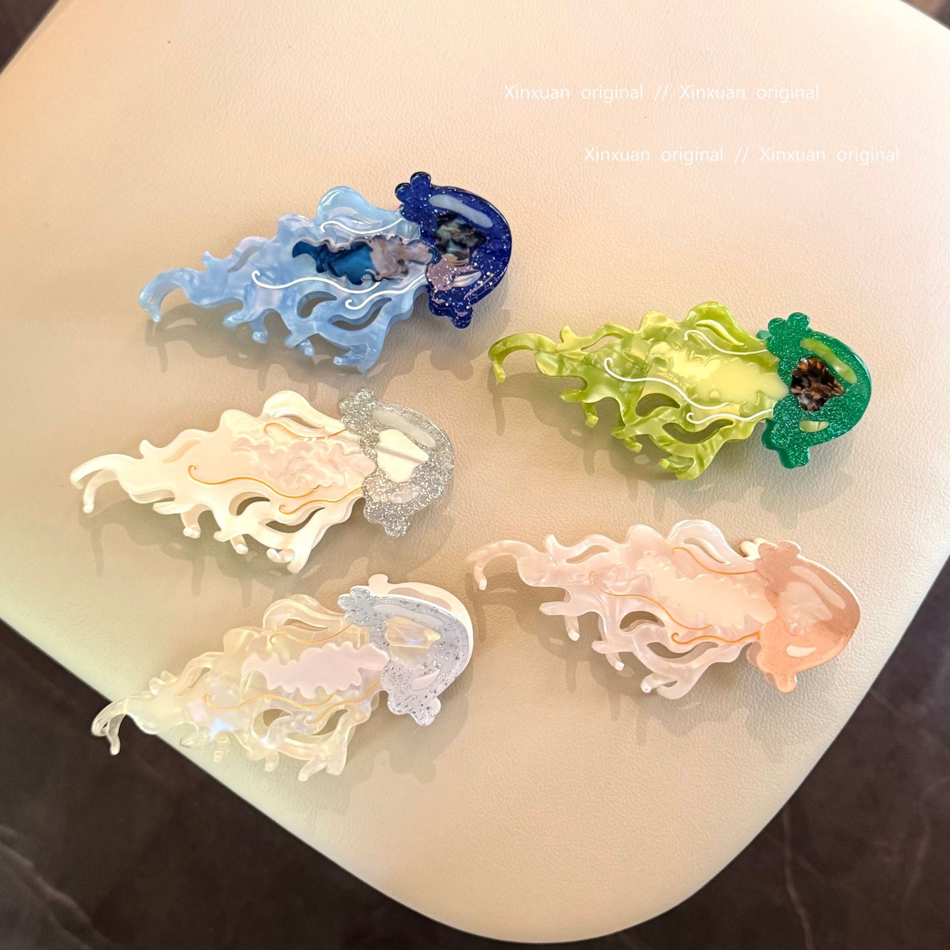 彩色醋酸板材鯊魚夾－銀白色款細節｜https://igowo.tw/