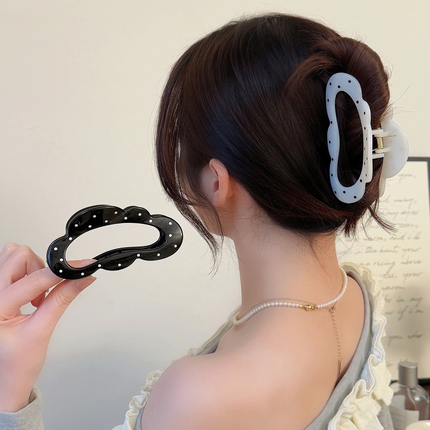 波點雲朵鏤空鯊魚夾－商品主圖｜https://igowo.tw/