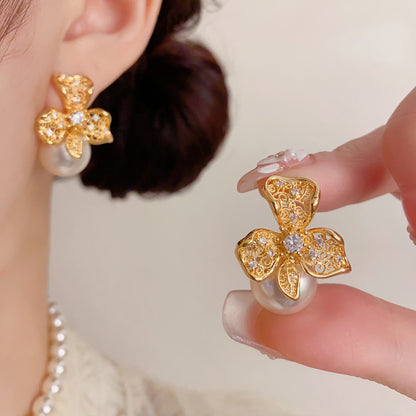 珍珠金屬花朵鏤空耳環－商品主圖｜https://igowo.tw/