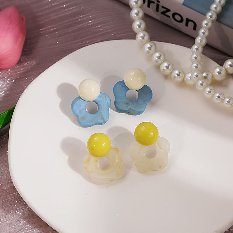 撞色樹脂卡通花朵耳釘－商品主圖｜https://igowo.tw/