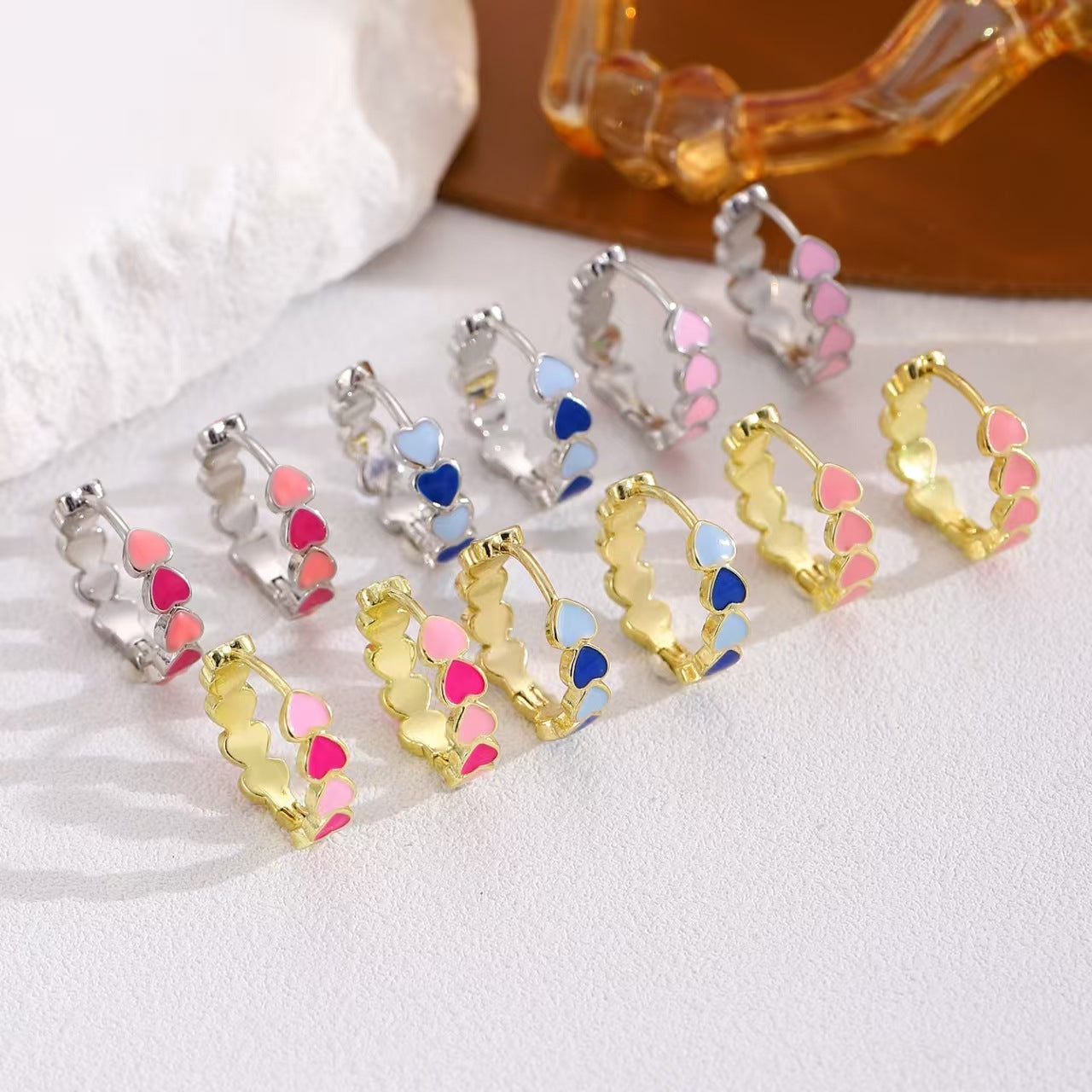 彩色琺瑯愛心簡約耳環－細節特寫5｜https://igowo.tw/