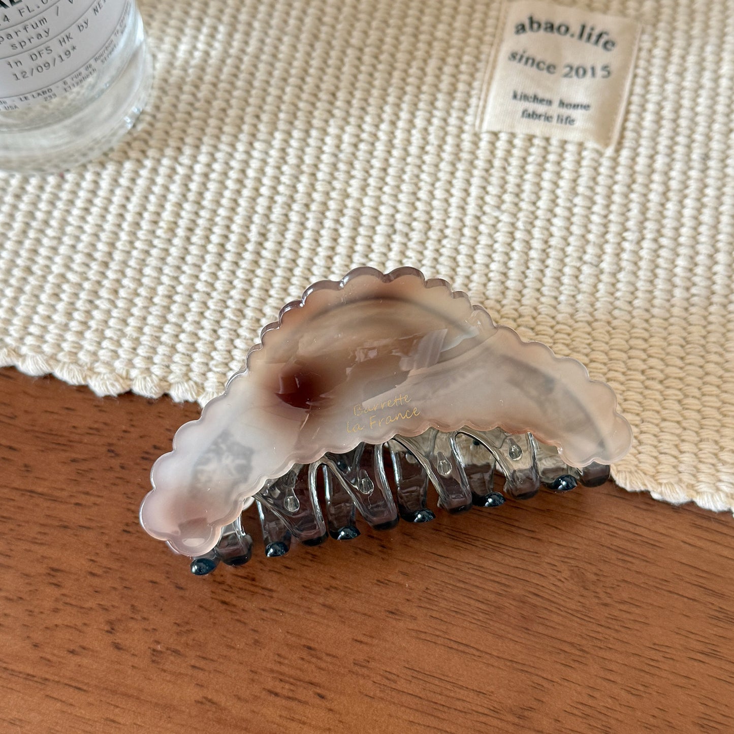 醋酸板材鏤空鯊魚夾－幻彩白波浪款細節｜https://igowo.tw/