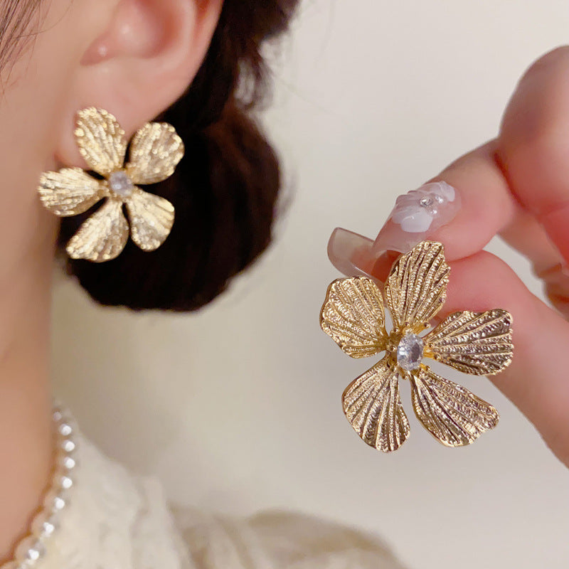 金屬花朵鑲鑽立體耳釘－商品主圖｜https://igowo.tw/