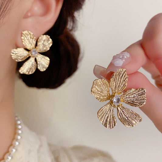 金屬花朵鑲鑽立體耳釘－商品主圖｜https://igowo.tw/