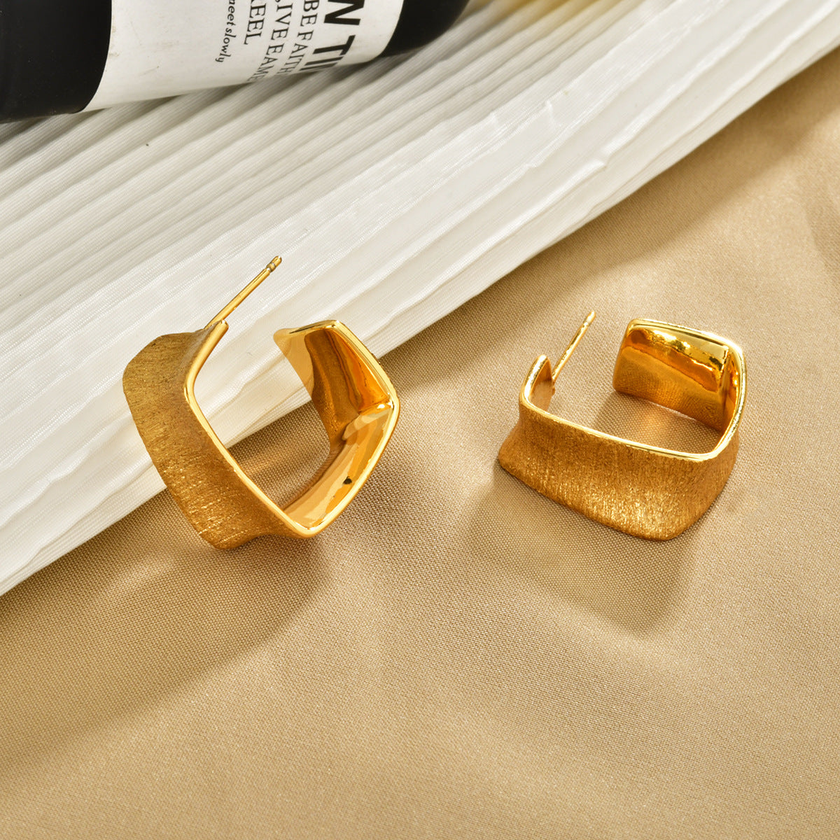 方形素圈簡約耳釘－第二視角實拍｜https://igowo.tw/