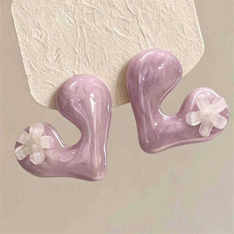 琺瑯樹脂愛心花朵耳釘－商品主圖｜https://igowo.tw/