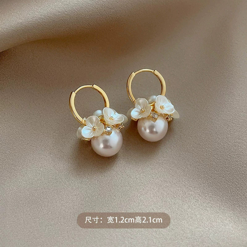 白色花朵耳環－金款細節｜https://igowo.tw/
