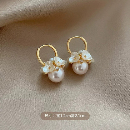 白色花朵耳環－金款細節｜https://igowo.tw/
