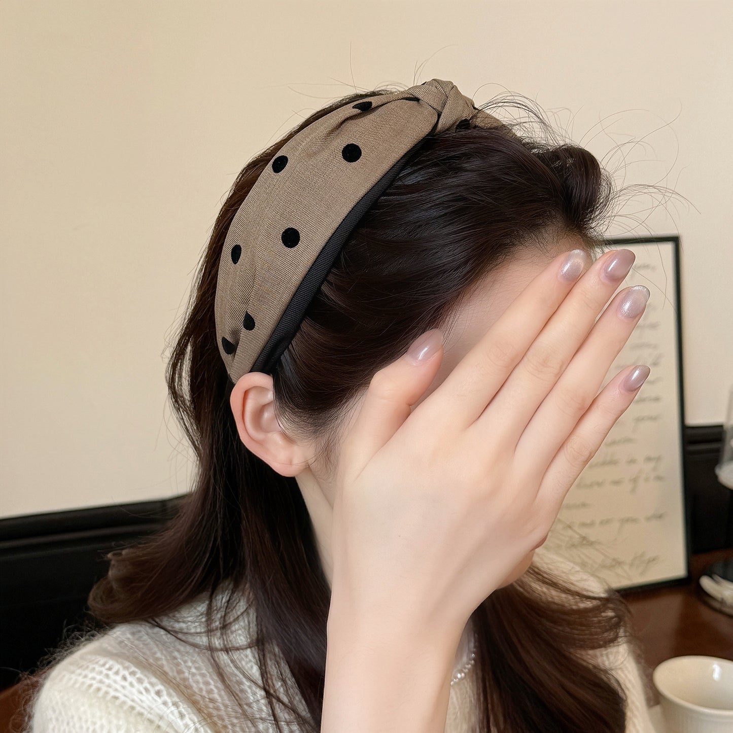 布面波點交叉髮箍－淺灰色款實拍｜https://igowo.tw/