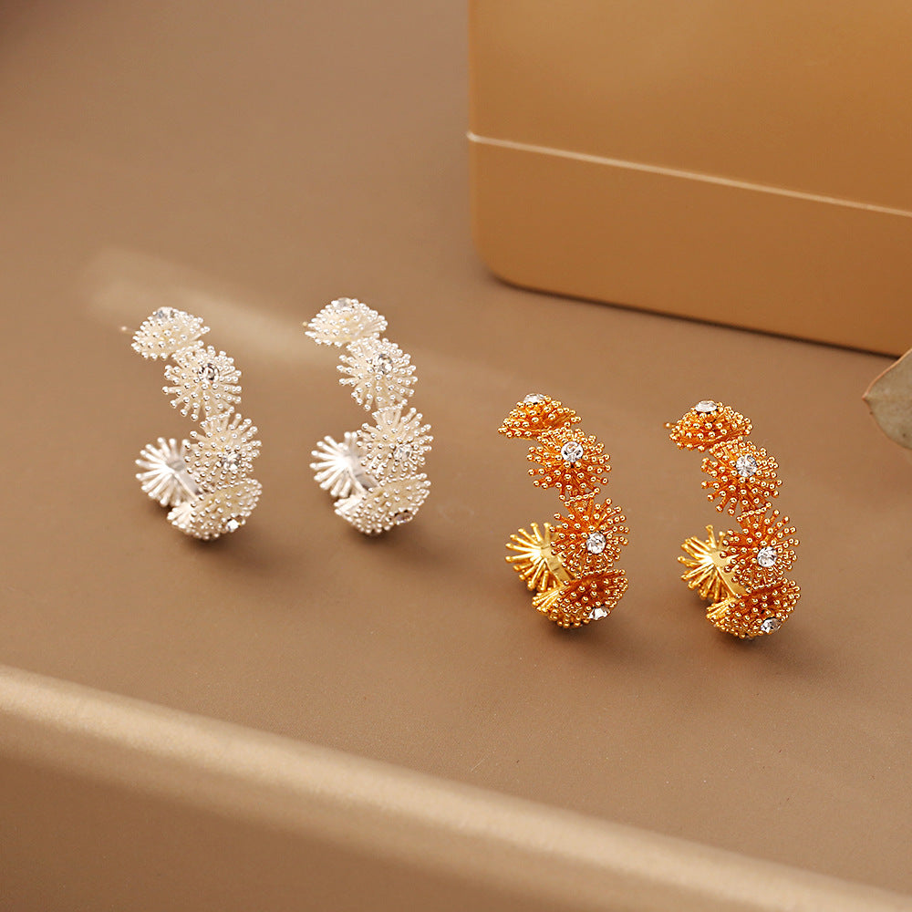 鋯石C形花朵耳釘－商品主圖｜https://igowo.tw/
