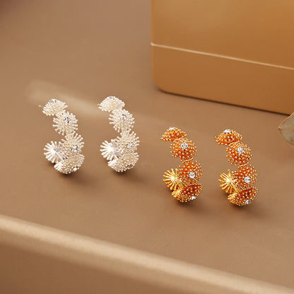 鋯石C形花朵耳釘－商品主圖｜https://igowo.tw/