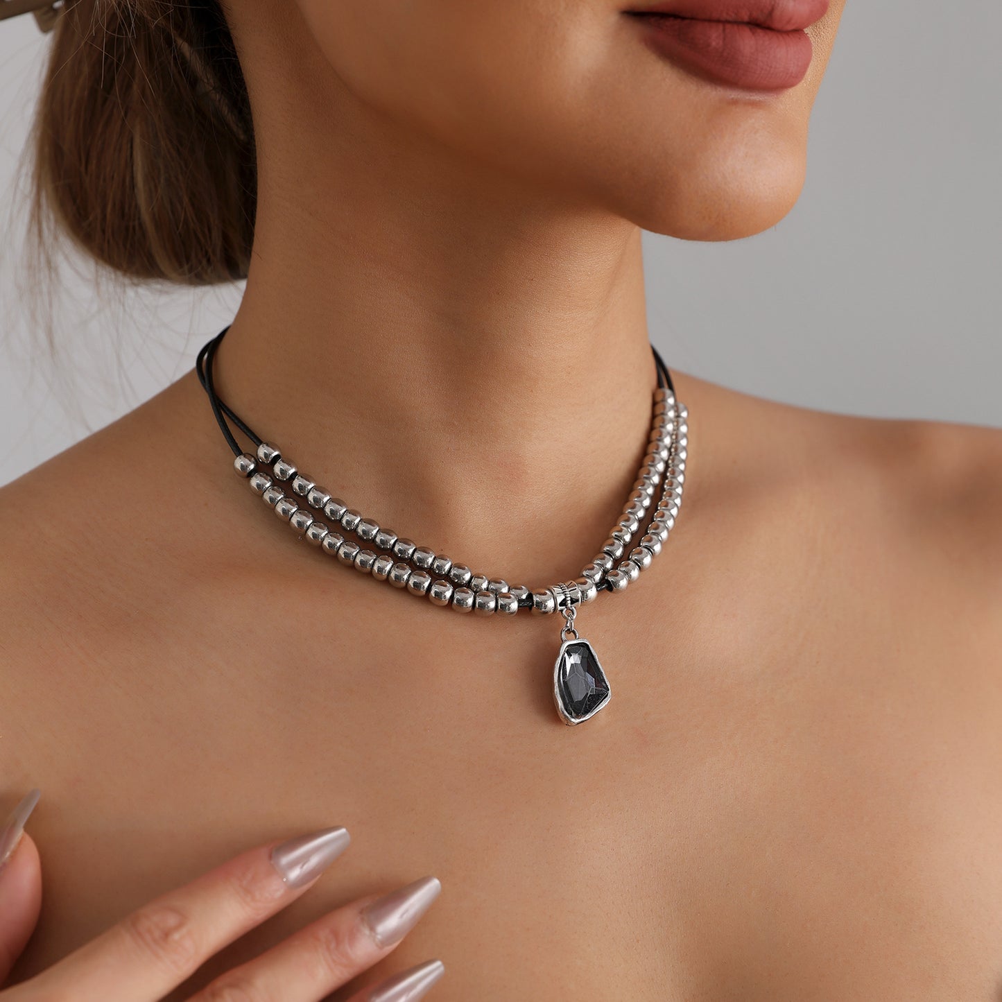 黑色串珠皮繩項鍊－商品主圖｜https://igowo.tw/