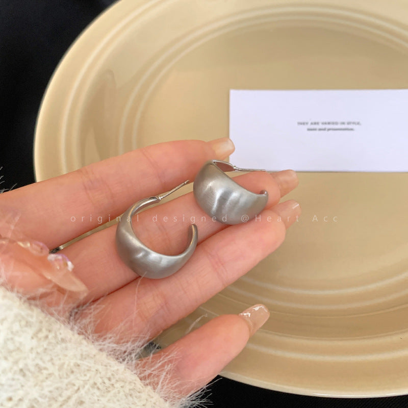 銀色C形磨砂拉絲耳釘－銀色款實拍｜https://igowo.tw/