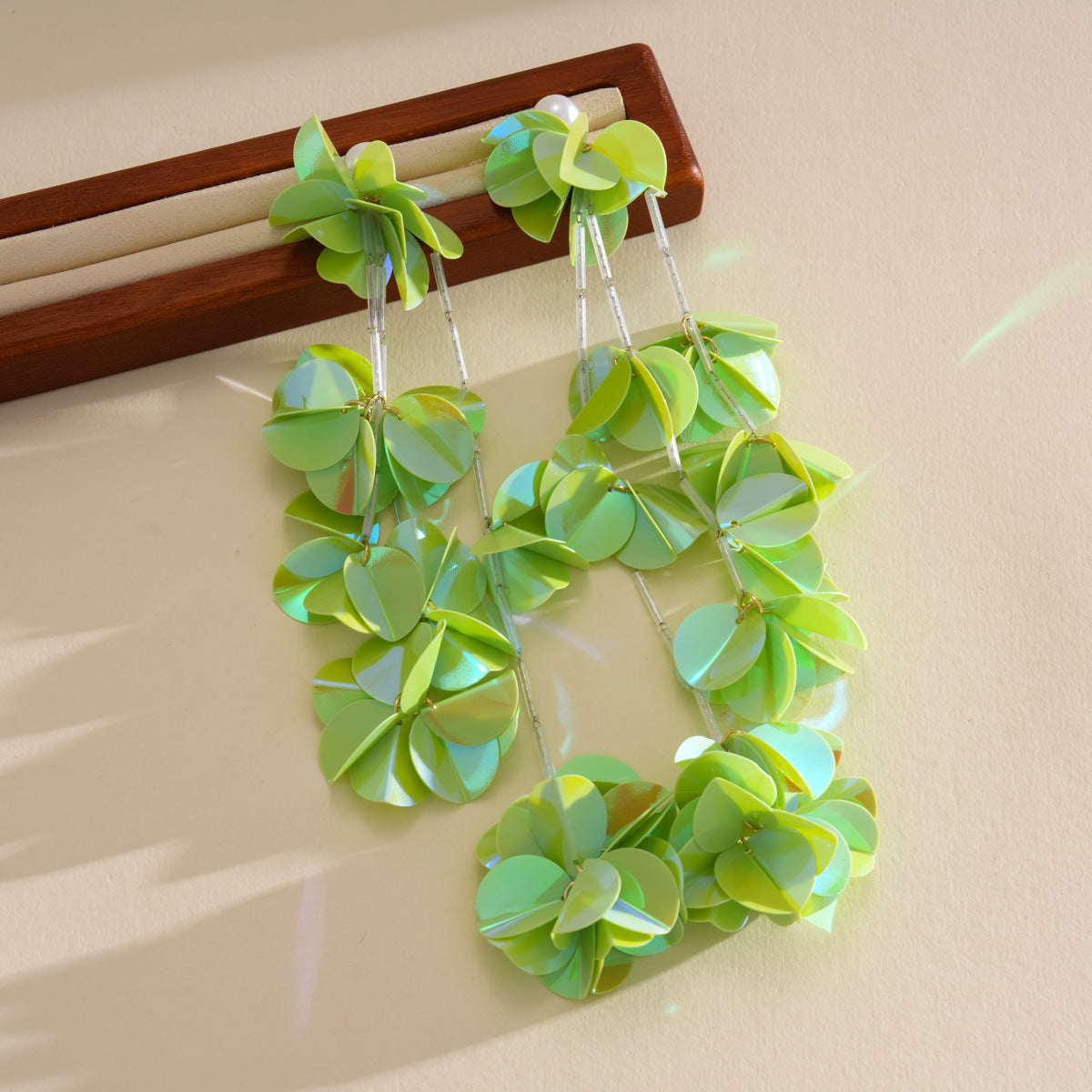 壓克力花朵流蘇耳環－細節特寫25｜https://igowo.tw/