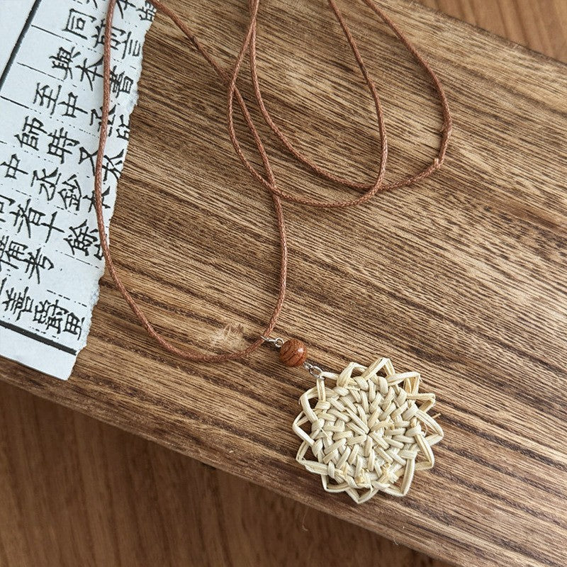 棕色樹脂橢圓鏤空項鍊－69#項鍊-咖色-藍色款細節｜https://igowo.tw/