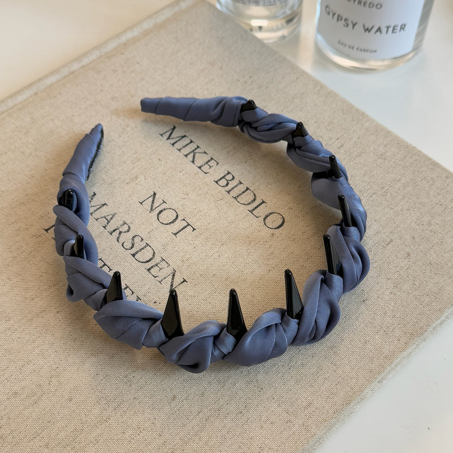 布面纏繞簡約髮箍－淺紫款細節｜https://igowo.tw/