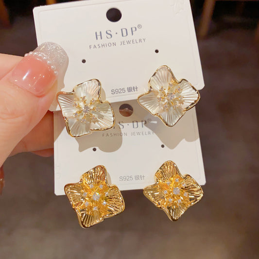 金屬花朵鑲鑽復古耳釘－商品主圖｜https://igowo.tw/