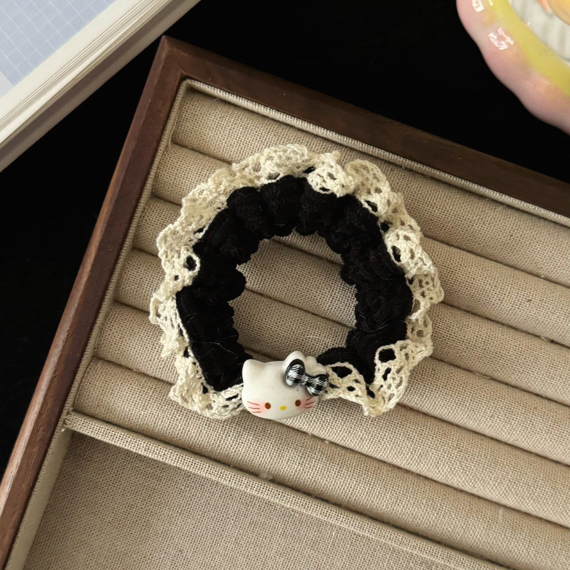 棕色貓咪髮圈－粉色髮圈款細節1｜https://igowo.tw/