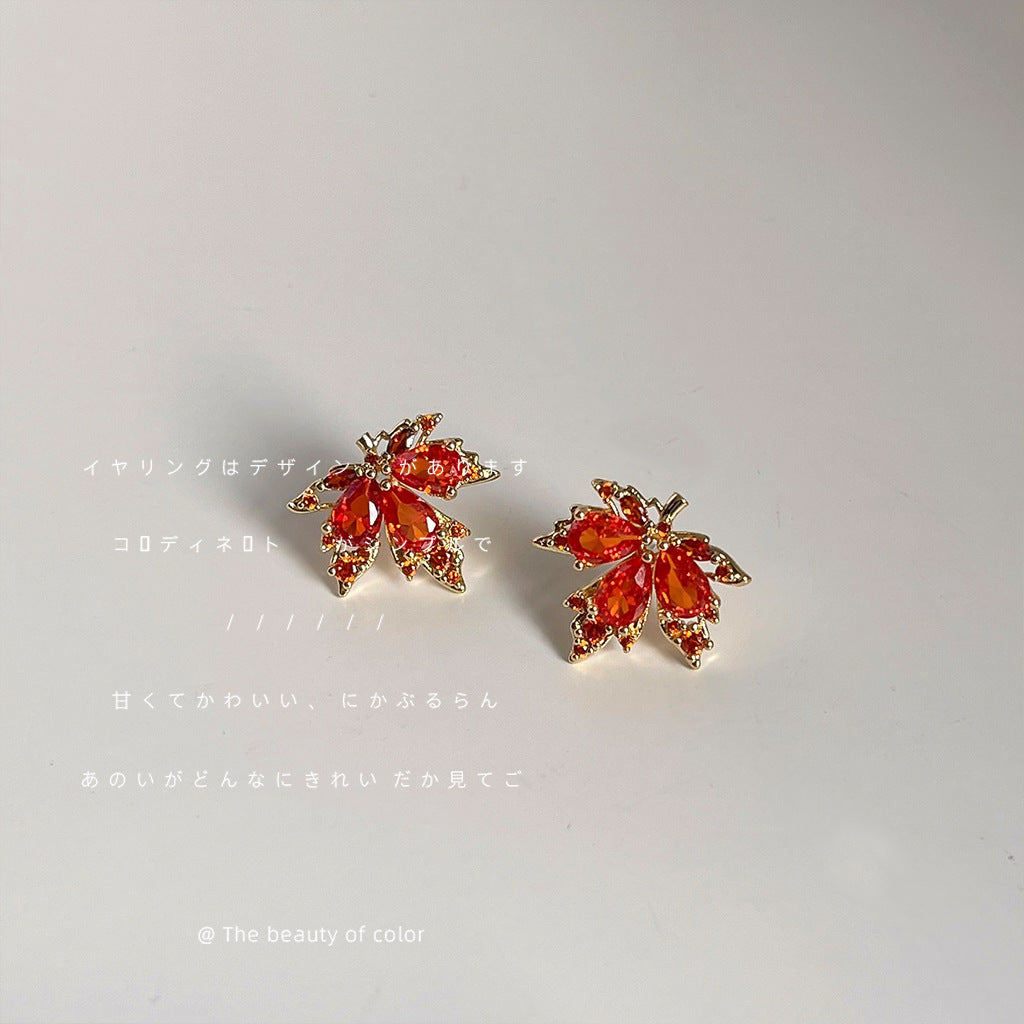 紅色鋯石楓葉微鑲耳釘