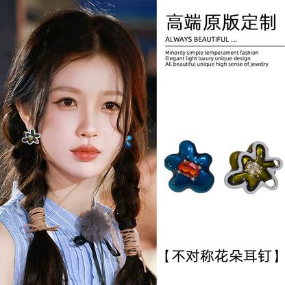 琺瑯花朵不對稱耳釘－商品主圖｜https://igowo.tw/